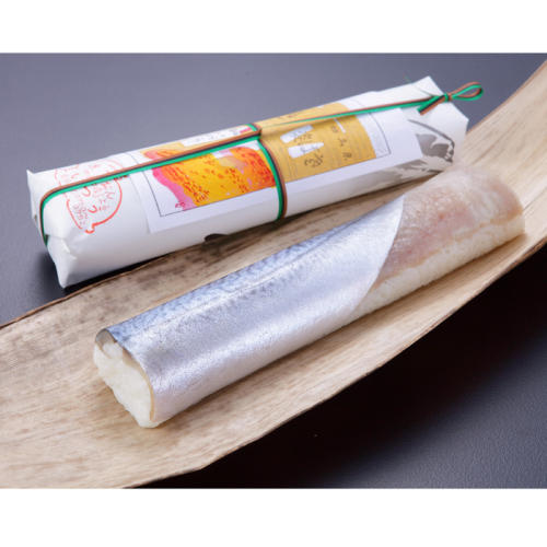 竹皮にのった鯖姿寿司