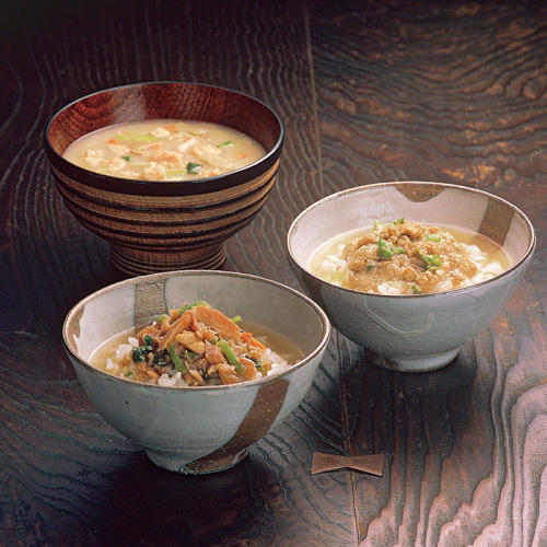 加島屋のお茶漬けや味噌汁が器によそわれて置かれている