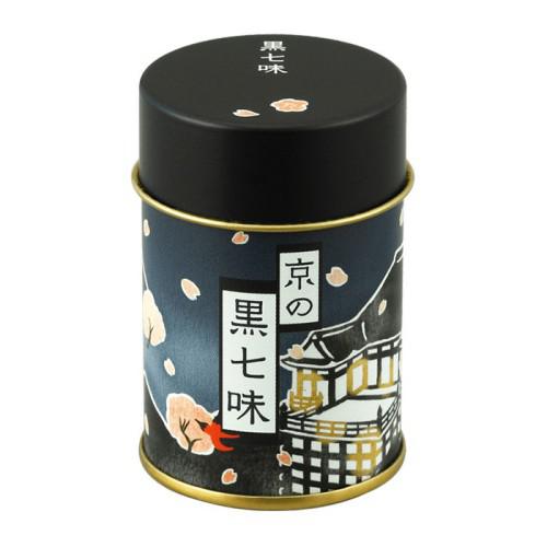 お寺や桜のイラストが描かれた黒い筒状の黒七味のパッケージ