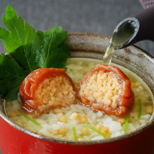 茶碗の中の梅茶漬けのクローズアップ