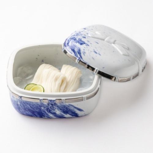 白と青の陶器に入った茹で素麺