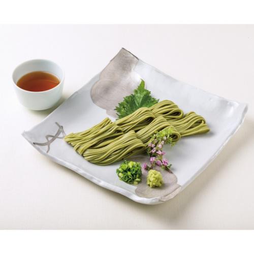 白いさらに茶蕎麦が盛り付けられている