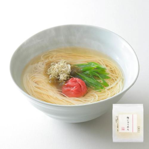 グレーの皿に入った三輪山本の「梅にゅうめん」