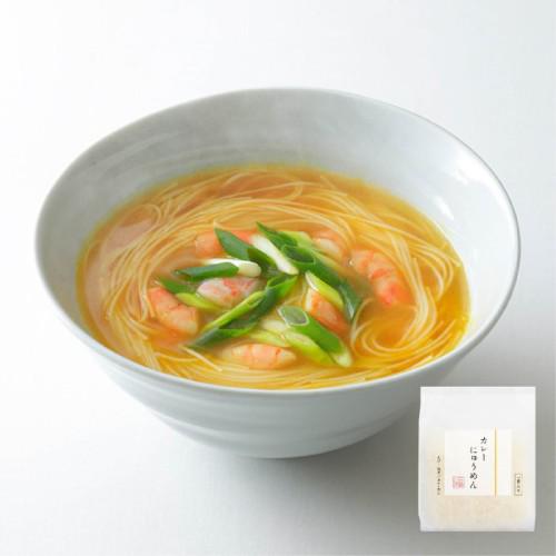 白い器にカレーにゅうめんが盛り付けられている