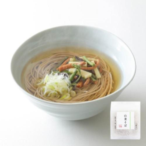 白い器に温かい山菜そばが盛り付けられている