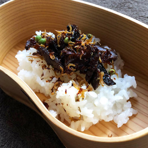 「広布屋」の「伍色しおこぶ」を白いごはんにのせた様子