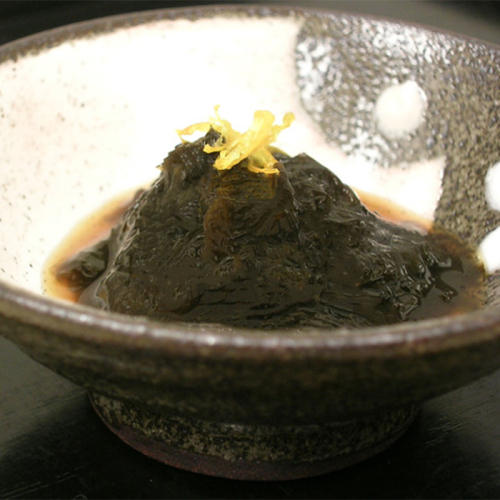 茶色と白の皿にのった広布屋の「とろとろ海苔」