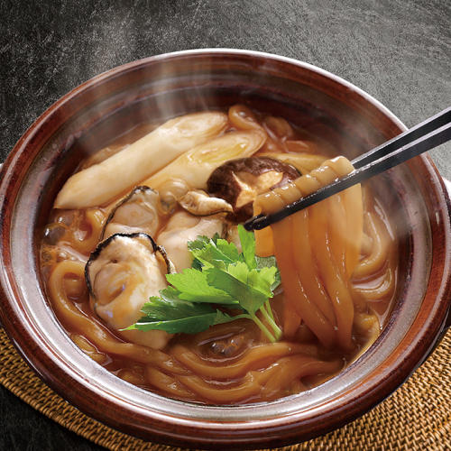 土鍋にはいった牡蠣入りうどん