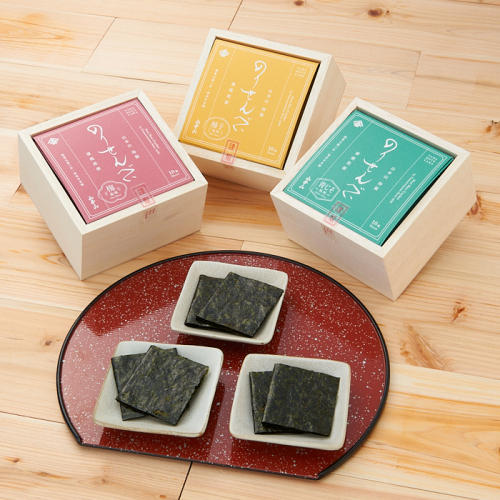 赤いお盆にのった3種類の海苔せんべい