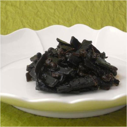 白い皿にのった永田屋昆布の「さんしょ入り細切昆布」