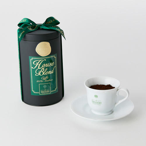 緑色のリボンがかけられたオリジナルブレンドコーヒー入りの缶とカップ＆ソーサー