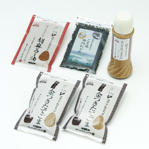 白い背景に置かれたボトル入りごまだれや袋入りごまなどのアソート