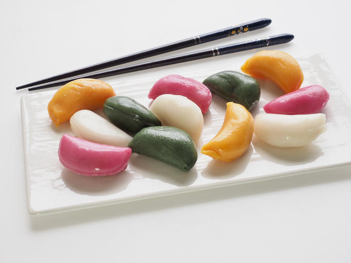 白い皿にのったカラフルな千歳飴風