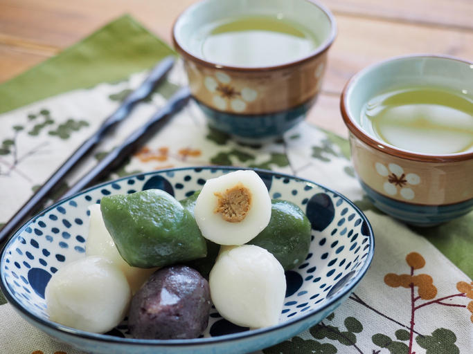 皿に盛りつけられた韓国の松餅と、お茶が入ったふたつの茶碗