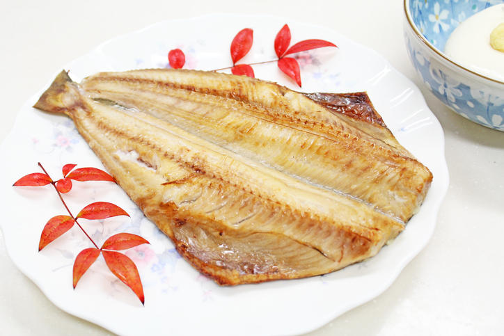 白いお皿に盛り付けられたホッケ焼き