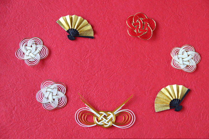 ピンク色の背景に置かれたさまざまな正月飾りやモチーフ