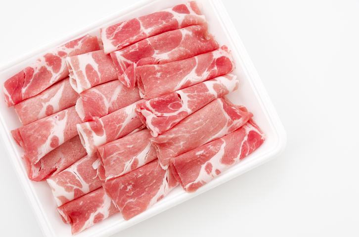 豚の薄切り肉が発泡スチロールのトレイに入っている