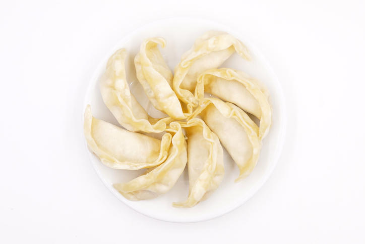 白い背景に冷凍餃子が円のように並べられている
