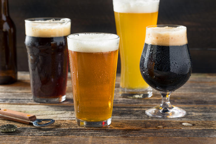 黒ビールやクラフトビールなどが4種類並んでいる