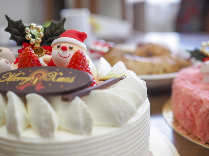 サンタクロースとクリスマスプレートが飾られたデコレーションケーキ