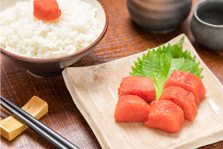 四角形の器に盛られたたらこ、白いご飯の上に置かれたたらこがある