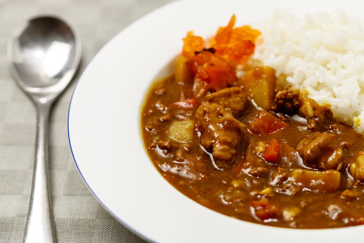 スプーンが添えられたカレー