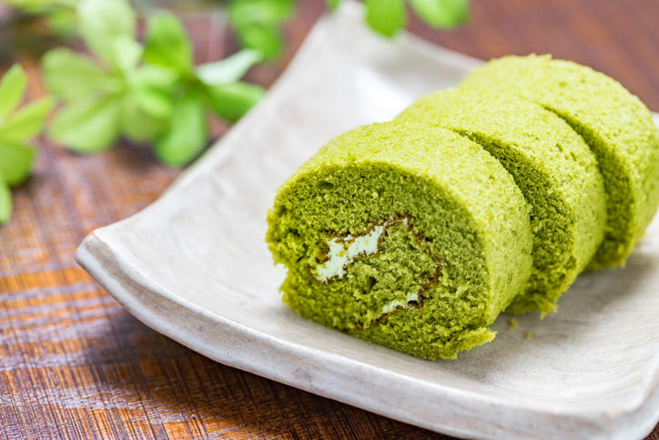 白い皿にのせられた抹茶ロールケーキ