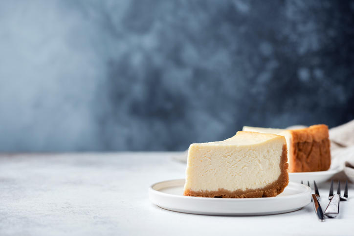 白い皿に盛られたレアチーズケーキ1ピース