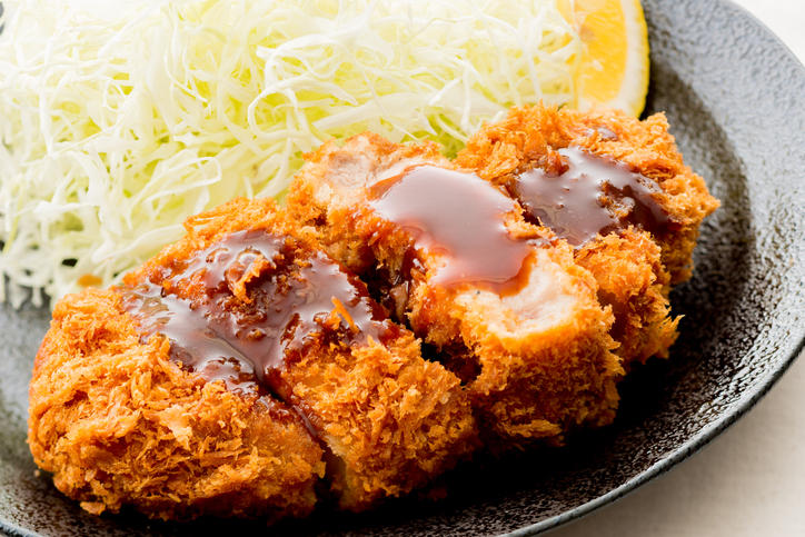 ソースのかかったとんかつと千切りキャベツ