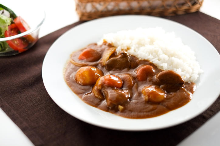 白い皿にのったカレーライス