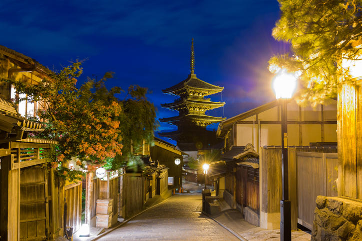 八坂の塔を含む夜の京都の街並み