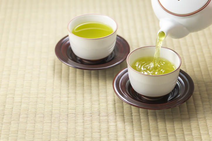 急須から2つの湯呑みにお茶が注がれている様子
