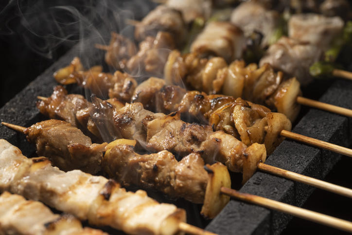 グリルの上で焼かれている焼き鳥