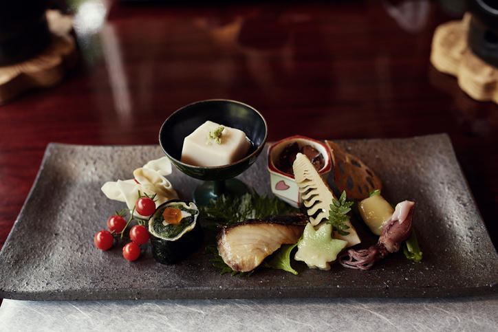 懐石料理が器に盛り付けられている