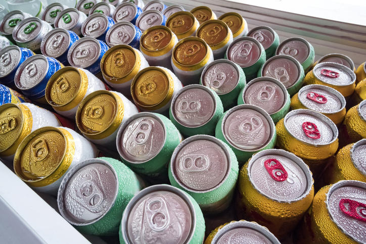 冷蔵庫に入れられたたくさんのビール缶