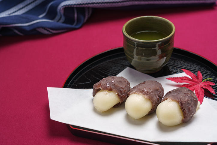 黒いお盆にのった関西風の月見団子