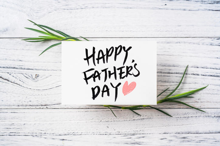 白木のテーブルの上に「HAPPY FATHER'S DAY」と書かれたカードが置かれている