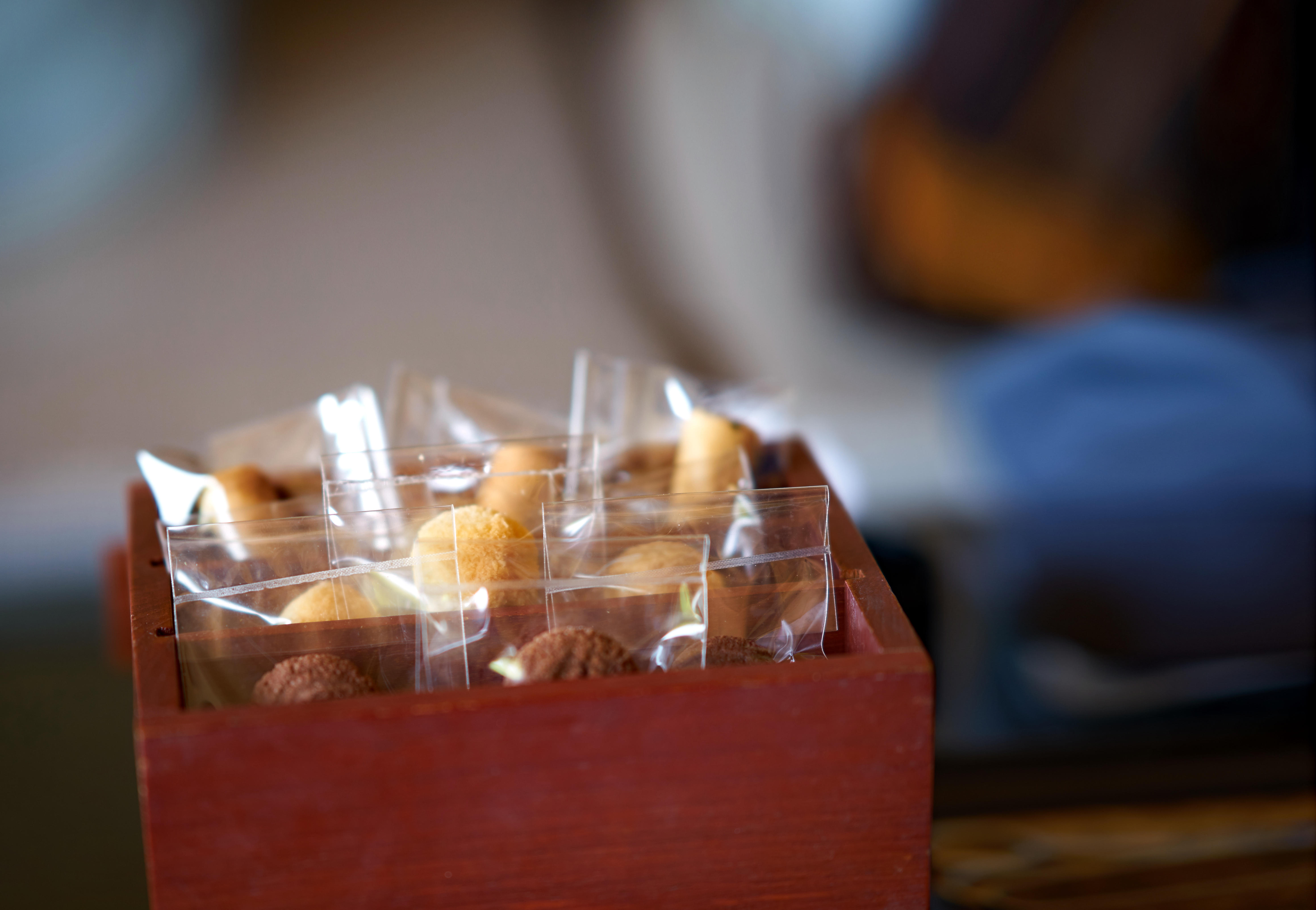 化粧箱に入った個包装の焼き菓子