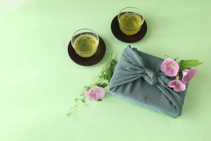 風呂敷に包まれた贈り物と2杯の冷茶、朝顔