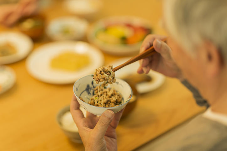 男性が食卓で納豆を食べようとしている