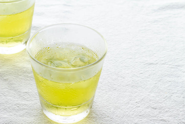 緑茶と氷入りの2つのグラスが置かれている様子