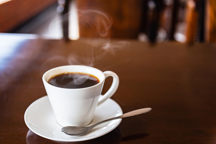 机の上に置かれたコーヒーカップ