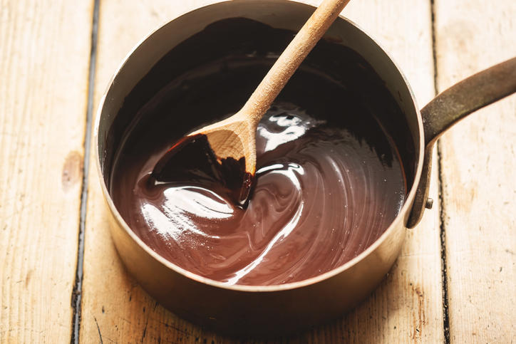 鍋のなかでチョコレートを溶かし、ヘラで攪拌している