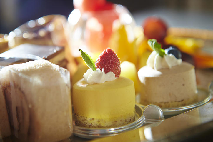 カラフルなプチケーキが並んでいる様子