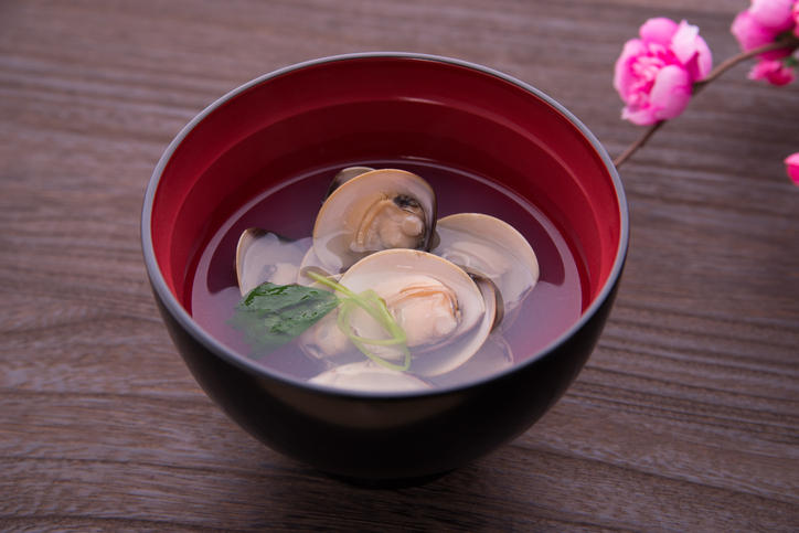 お椀に盛られたはまぐりのお吸い物