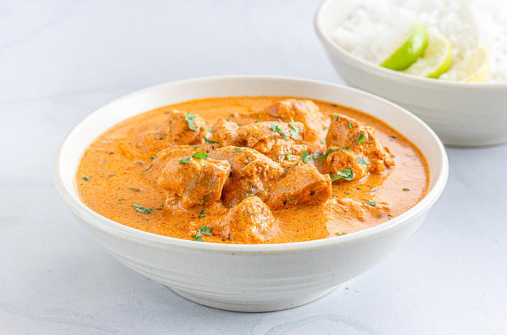 白い器に盛られたバターチキンカレー