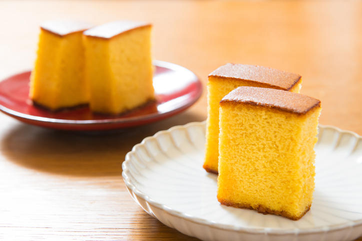 小さな2切れのカステラがのったふたつの皿
