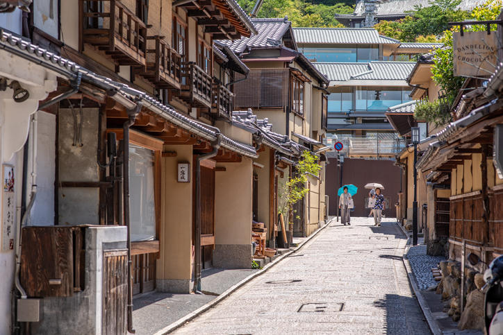 京町家が並ぶ京都祇園の風景