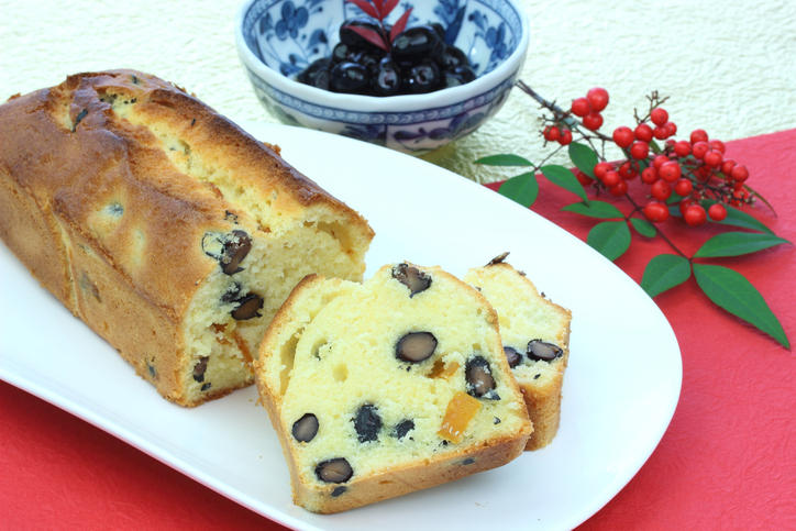 白いお皿にのった黒豆のパウンドケーキ