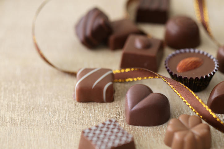 さまざまな種類のチョコレートが、いくつも並べられている様子